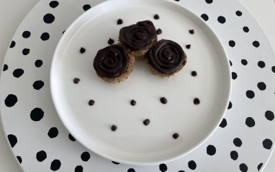 Peanut Butter & Oatmeal Cups with Chocolate Hummus
